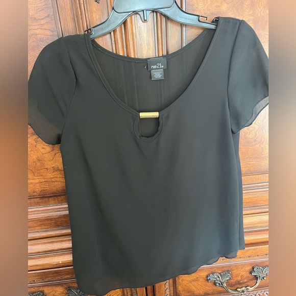 Black top - Picture 1 of 3